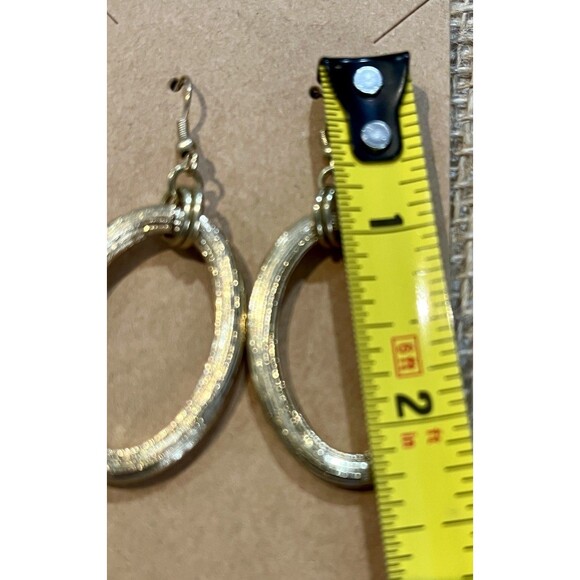 LARGE GOLD TONE METAL OVAL HOOP DANGLE EARRINGS - Picture 4 of 5